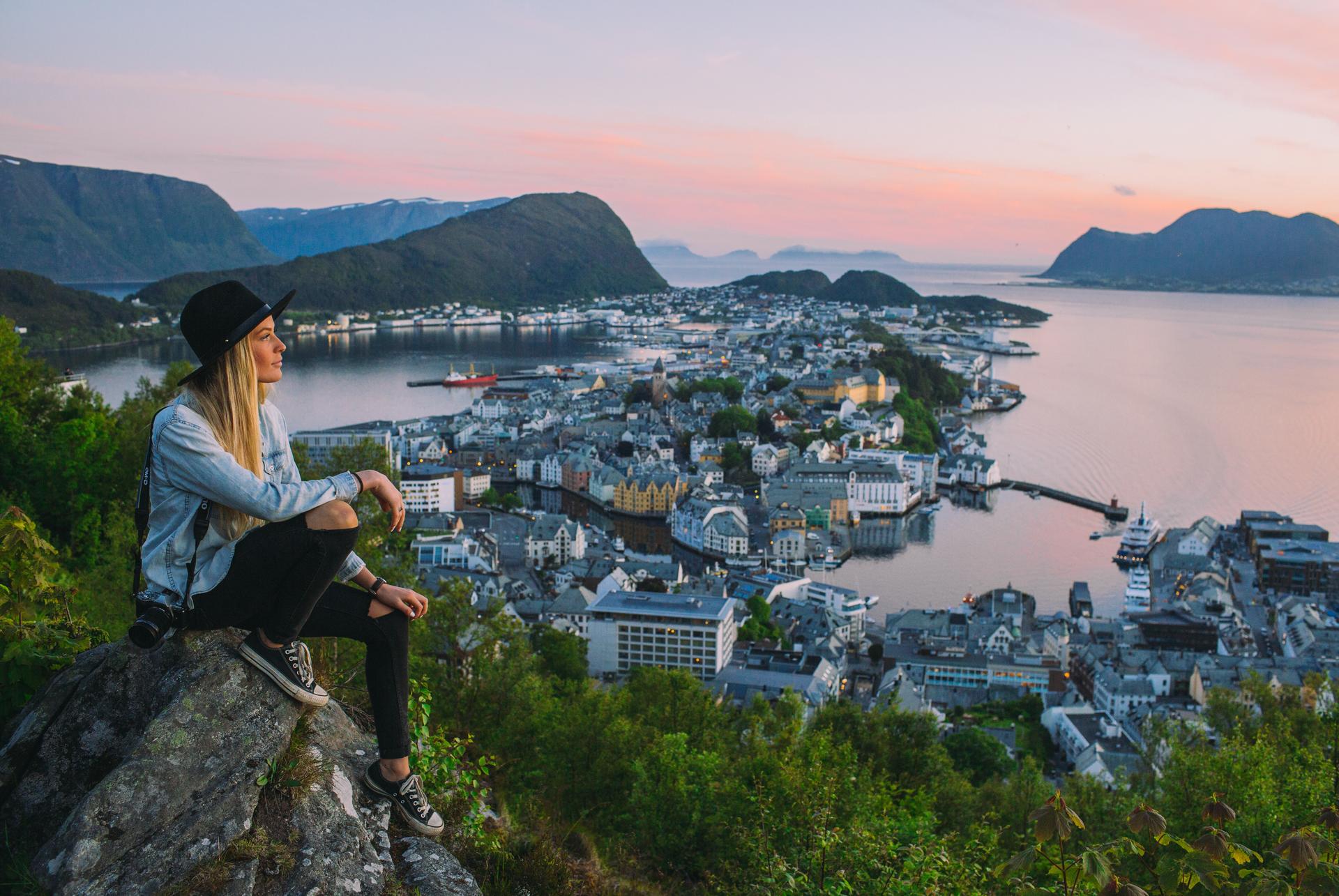 Hiking Adventure in the Norwegian Fjords@SamuelTaipale
