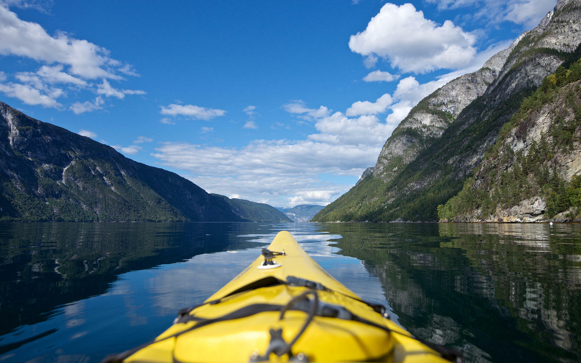 Kayaking in Aurlandsfjorden_&Oslash;yvind Heen - fjords.com