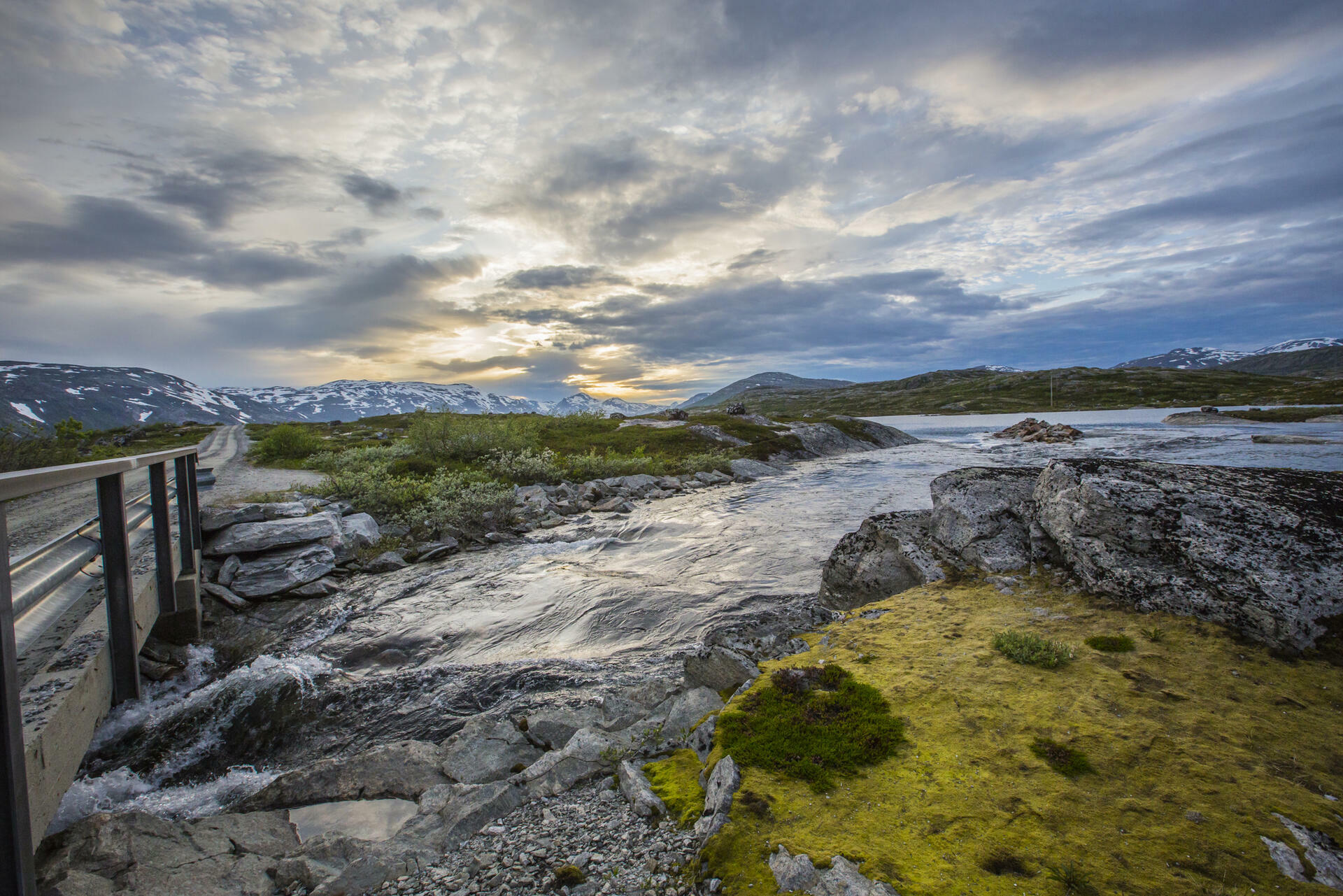 Oddbj&oslash;rn Visnes eikesdalen mardalsfossen elv vei vann kveld