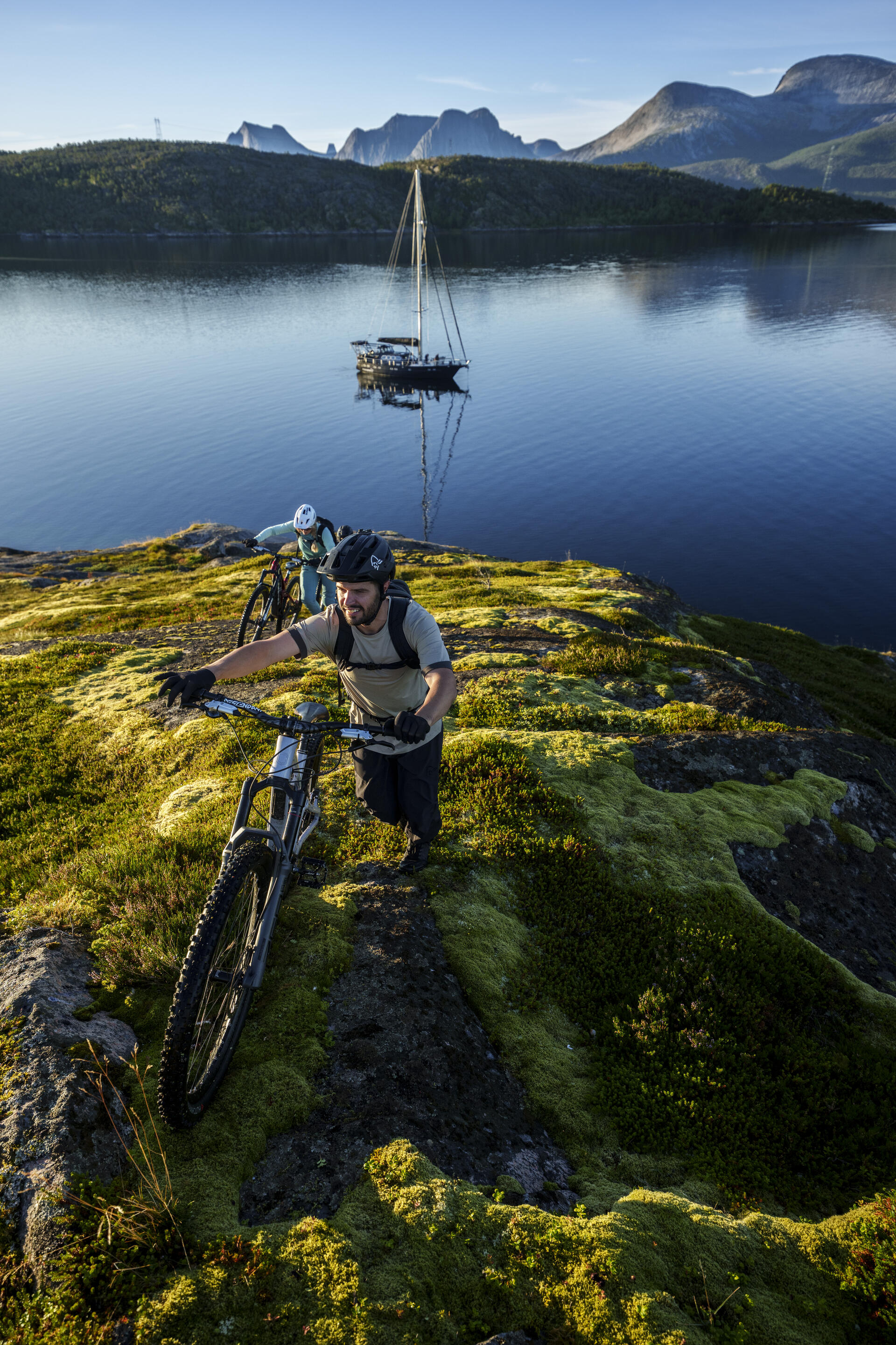 Antoni Villoni Birk Gunnar Selquist Kathi Kuypers VARG 2252-26 7718 fj&oslash;r&aring; flex1 hybrid Pants M's Caviar Black 2300-26 8883 fj&oslash;r&aring; equaliser T-shirt M's Winter Twig/Beluga